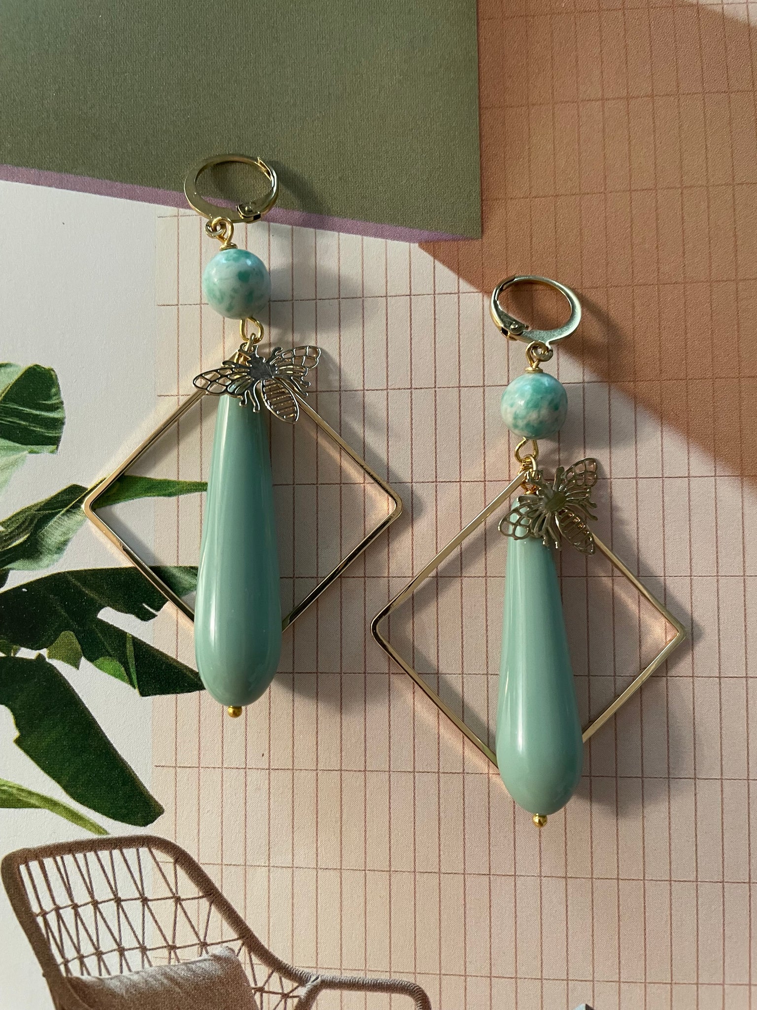 Orecchini goccia salvia con ape in filigrana