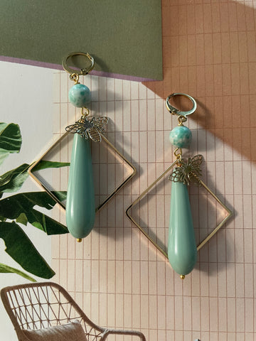 Orecchini goccia salvia con ape in filigrana