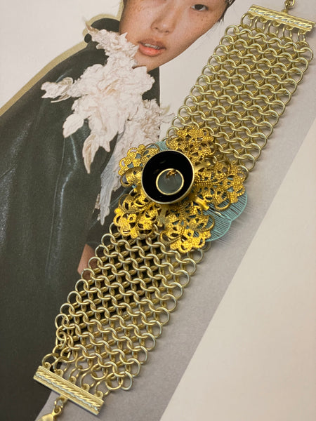 Bracciale a maglia dorato con fiore