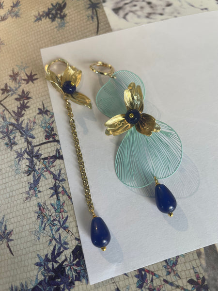 Gemelli diversi ali e fiori blu e azzurro
