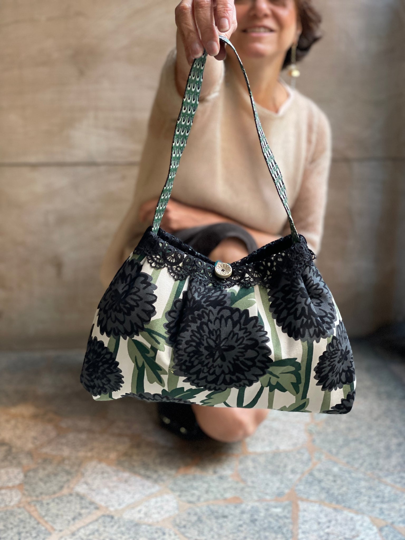 Borsa media in tessuto a fiori verde e nero