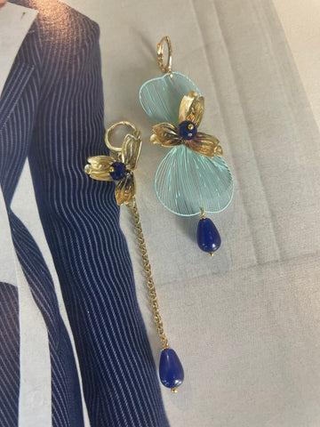 Gemelli diversi ali e fiori blu e azzurro