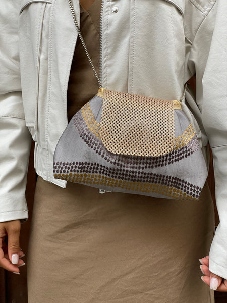Borsa piccola in tessuto tortora con patella