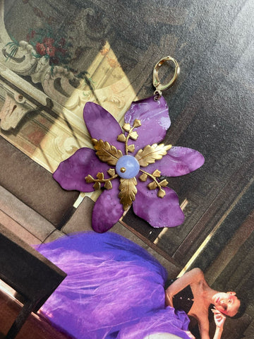 Mono orecchino fiore paillette viola