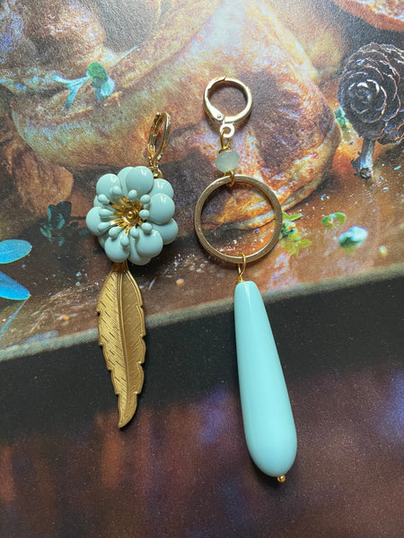 Gemelli diversi turchesi con fiore e foglia