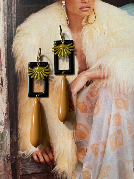 Orecchini goccia lunga resina, rettangolo nero e smalto a fontanella