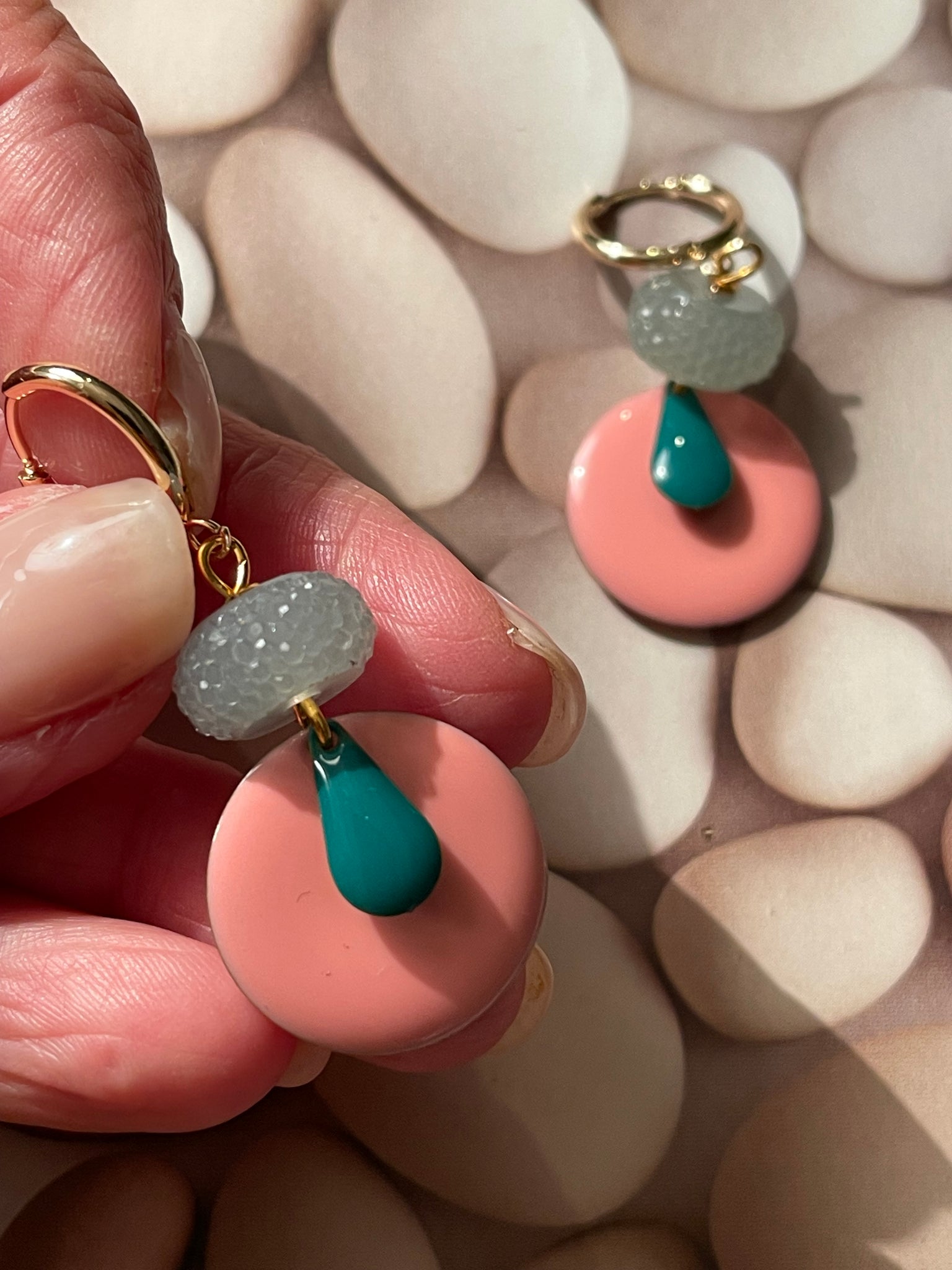 Orecchini piccoli con doppio smalto e caramella