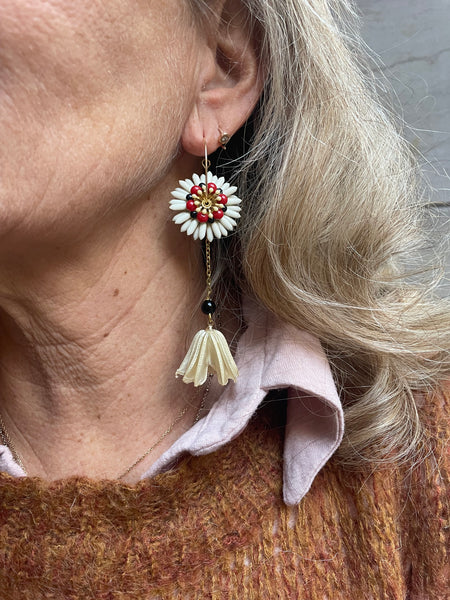 Orecchini fiore tridimensionale e fiore sotto resina