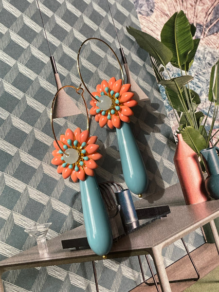 Orecchini fiore tridimensionale color salmone con goccia celeste