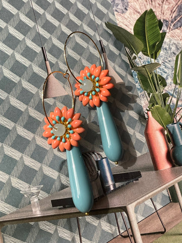 Orecchini fiore tridimensionale color salmone con goccia celeste