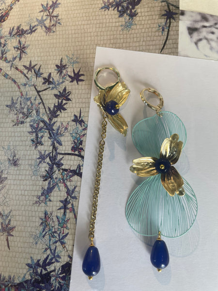 Gemelli diversi ali e fiori blu e azzurro