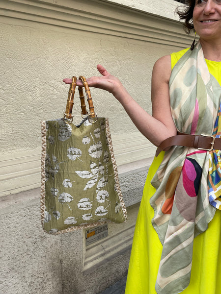 Borsa “contromano” grigio argento e giallo acido