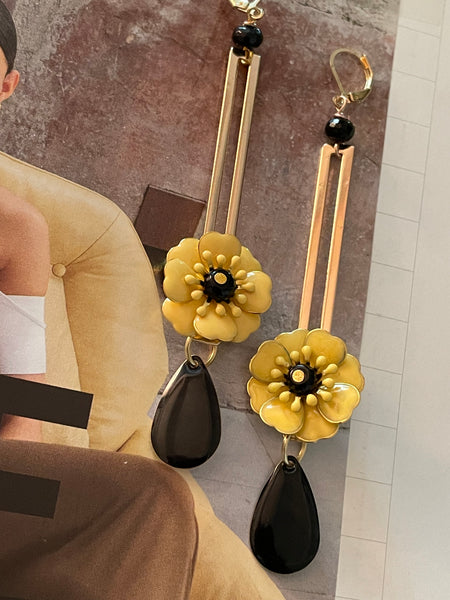 Orecchini rettangolo vuoto, fiore giallo e smalto