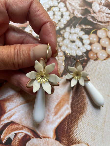 Orecchini fiore total white