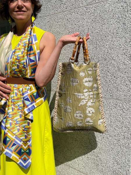 Borsa “contromano” grigio argento e giallo acido