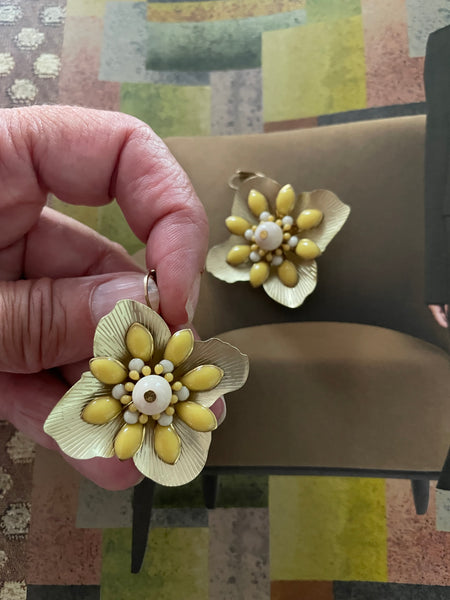 Orecchini grande fiore oro e fiore tridimensionale giallo e bianco
