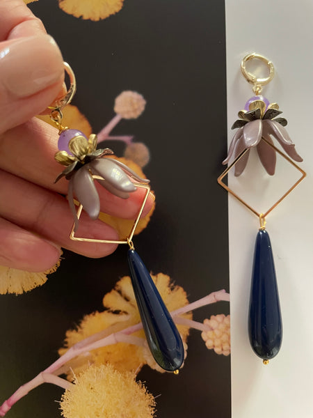 Orecchini con fiori, goccia e motivo geometrico
