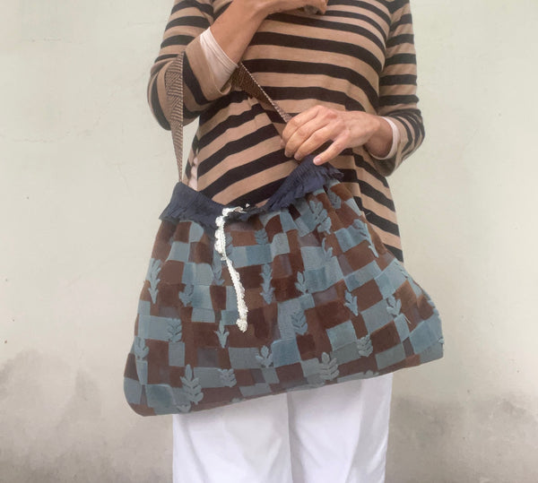 Borsa grande in velluto a quadrotti e foglie