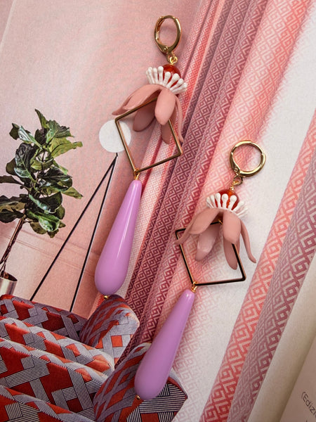 Orecchini con fiori, goccia e motivo geometrico
