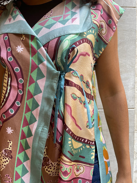 Top foulard incrociato sui toni del verde e dei colori pastello