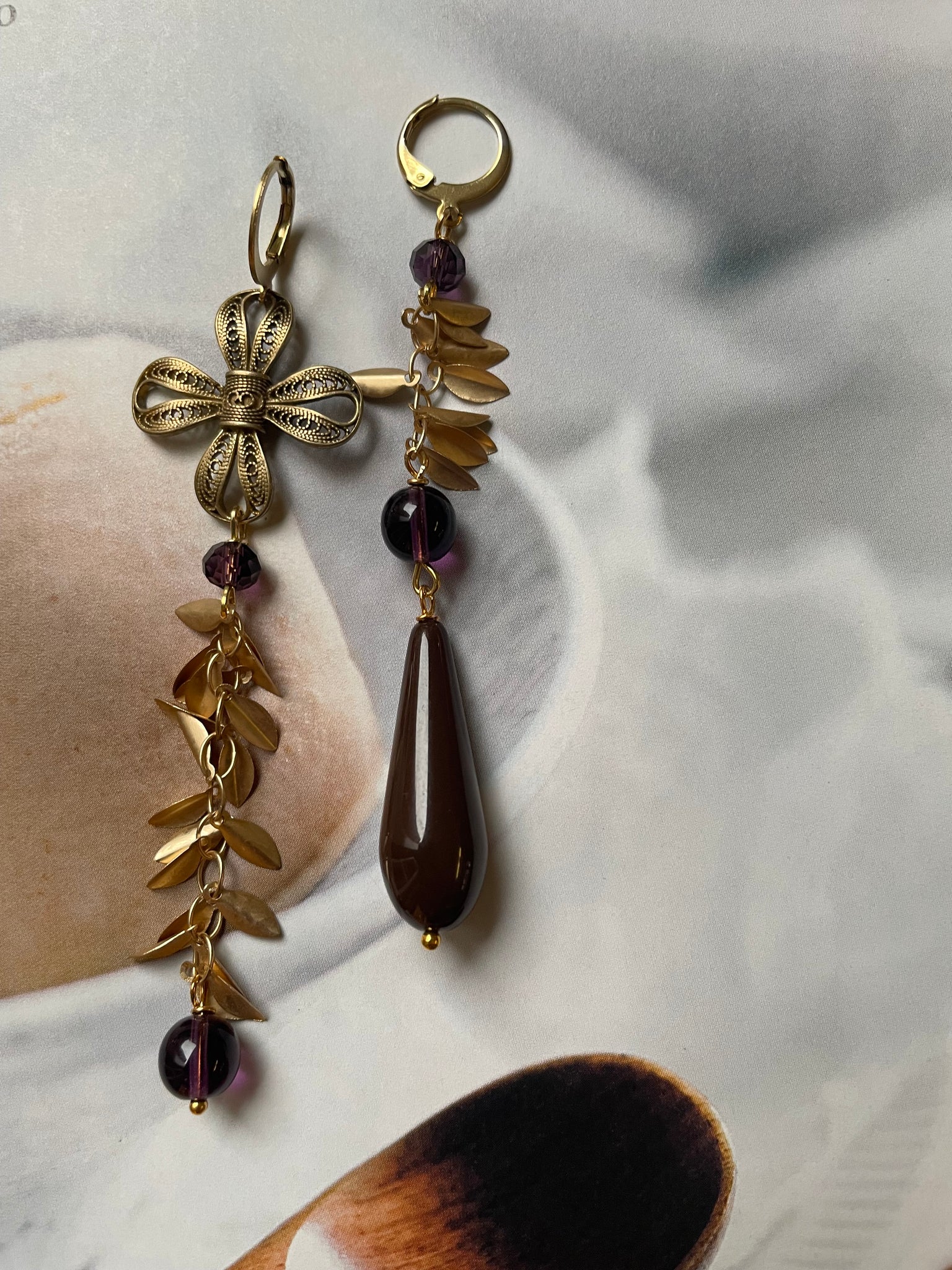 Gemelli diversi marroni con fiocco e foglioline