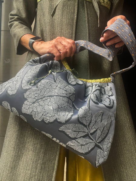 Borsa grande in tessuto blu fiorato e manico cravatta