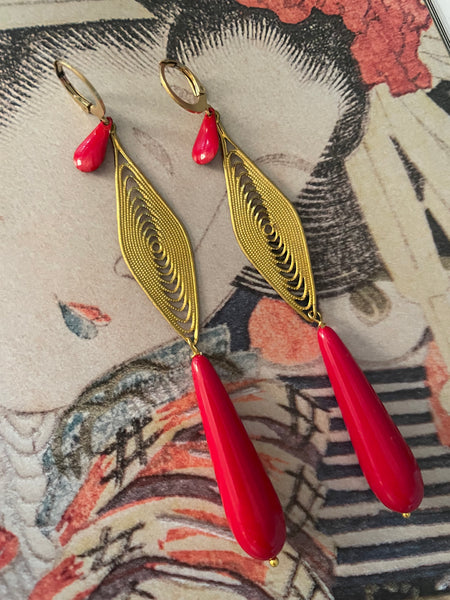 Orecchini affusolati con goccia e smalto