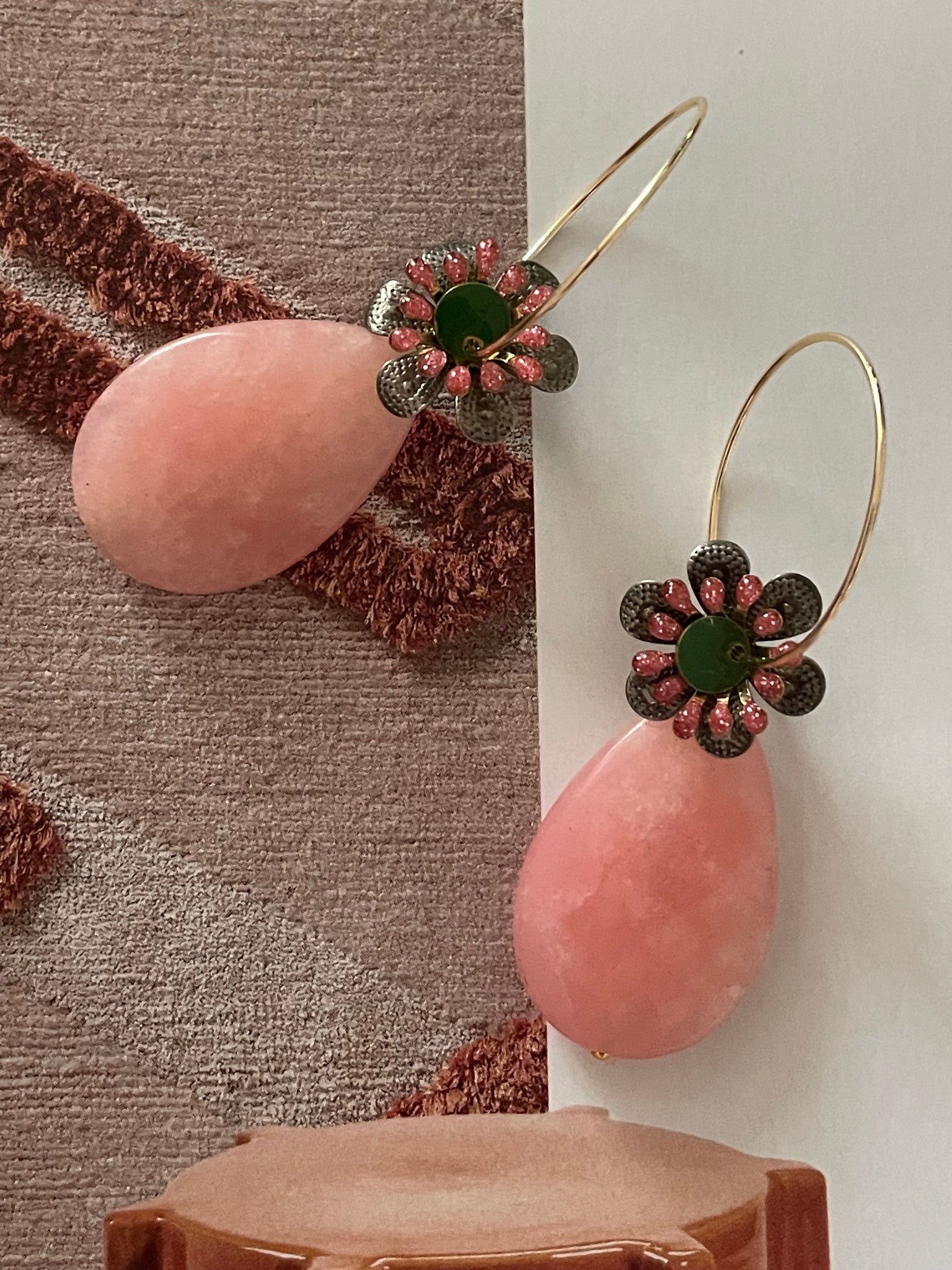 Orecchini doppio fiore e goccia in agata rosa