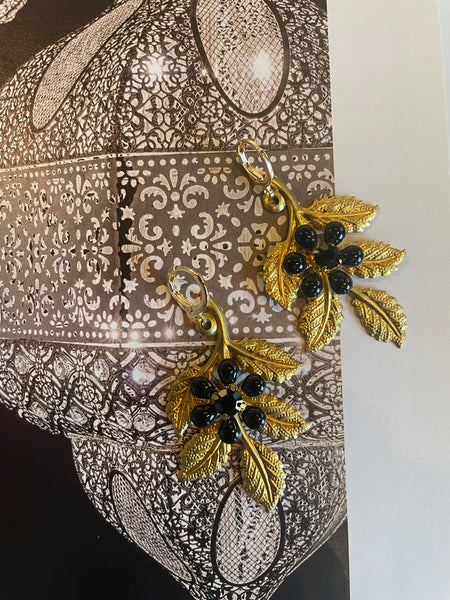 Orecchini foglia a cinque petali e fiore nero