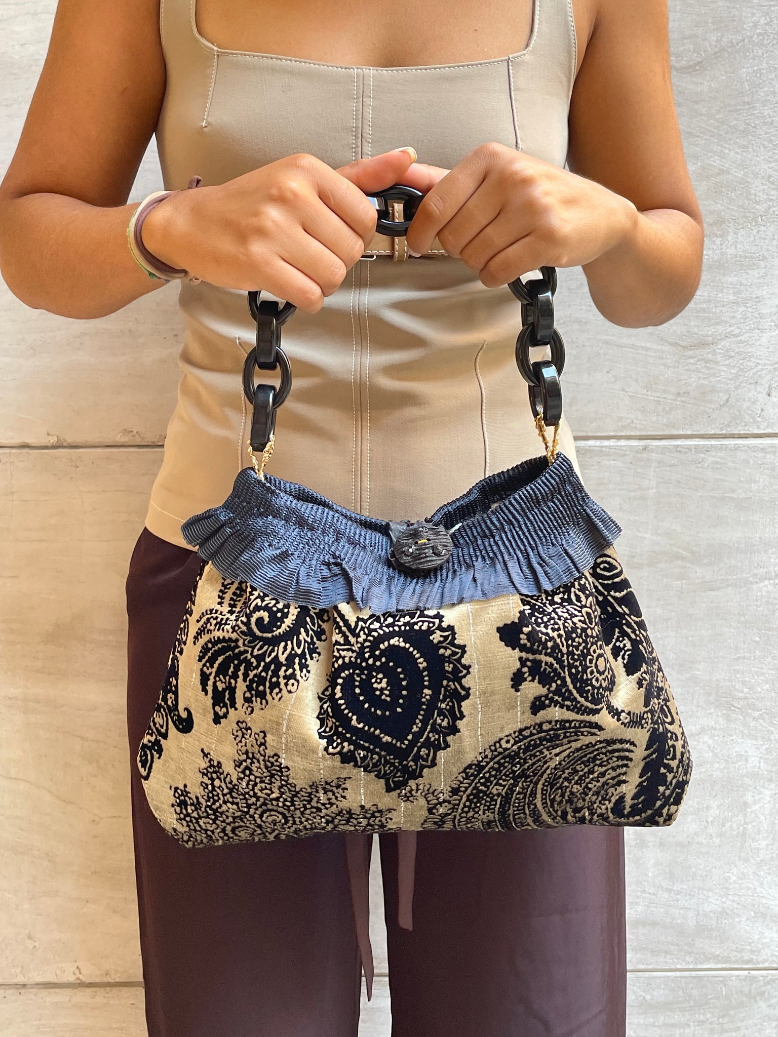 Borsa media in velluto a disegni beige e nero