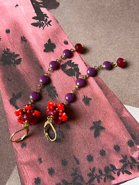 Orecchini lunghissimi con fiore smaltato rosso, pietre bordeaux e smalti prugna