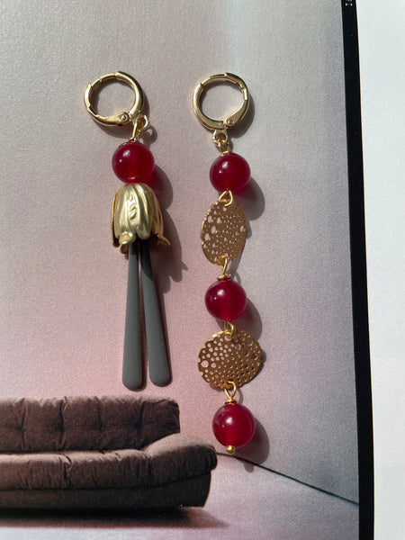 Gemelli diversi con bocciolo e gocce in smalto grigio