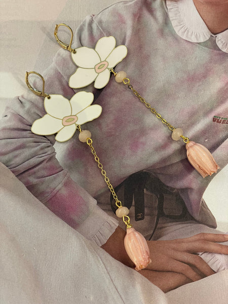 Orecchini fiore bianco smaltato e fiore sotto resina