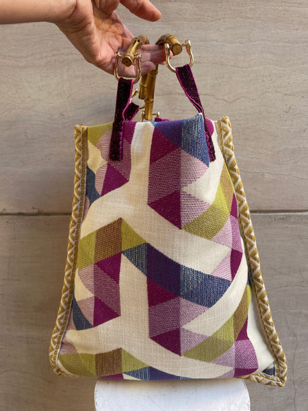 Borsa “contromano” beige e fantasia geometrica