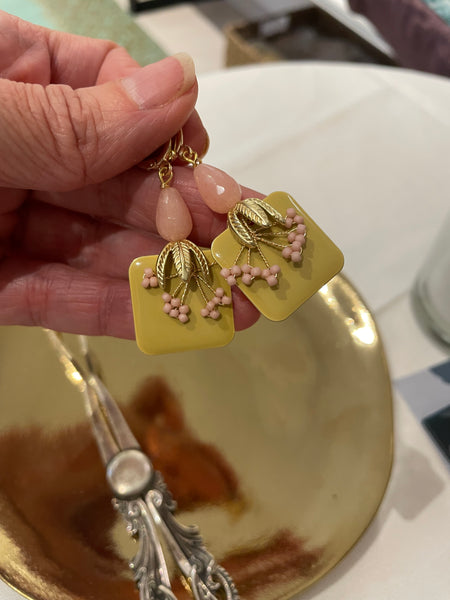 Orecchini smalto quadrato, germoglio e fiorellini