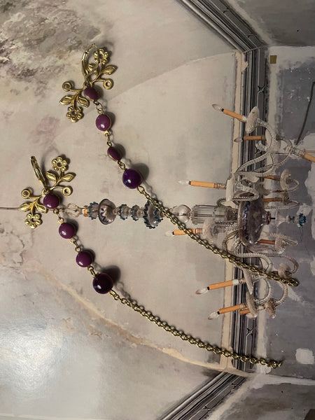 Orecchini lunghissimi con piccoli fiorellini e smalti bordeaux