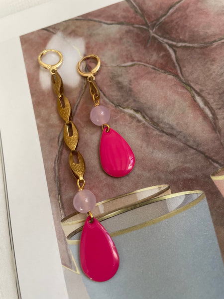 Gemelli diversi con catenina araba e goccia piatta in smalto fuxia