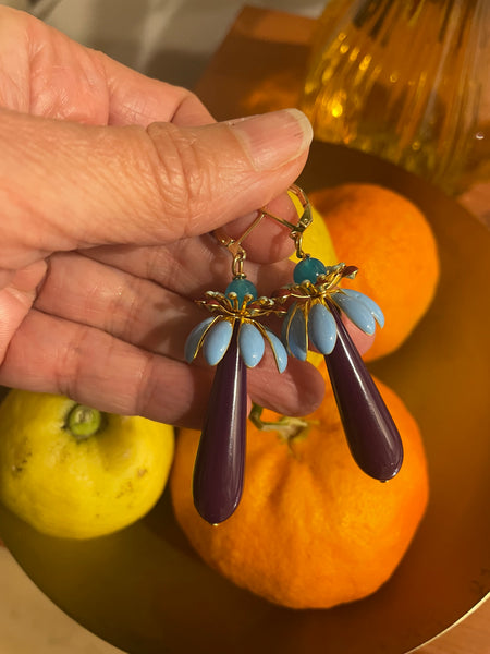 Orecchini goccia viola e fiore azzurro tridimensionale