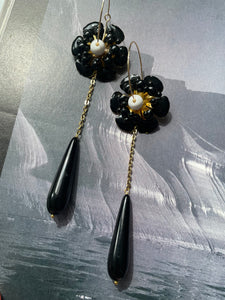 Orecchini fiore tridimensionale nero e goccia