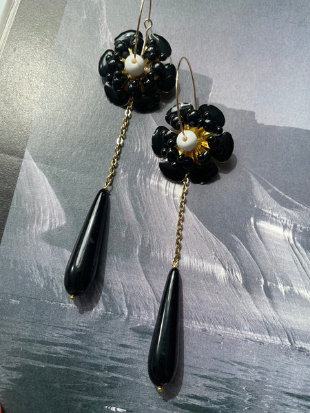 Orecchini fiore tridimensionale nero e goccia