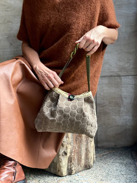 Borsa media in velluto geometrico grigio tortora