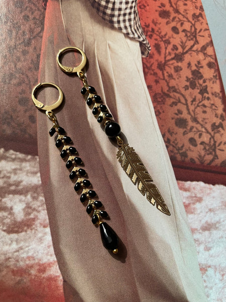 Gemelli diversi neri con piuma