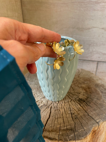 Orecchini cerchio di fiori dorati