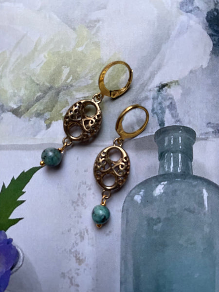 Orecchini con motivo traforato a otto