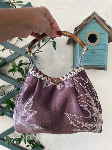 Borsa piccola in tessuto malva ricamato e manico avio (Copia)