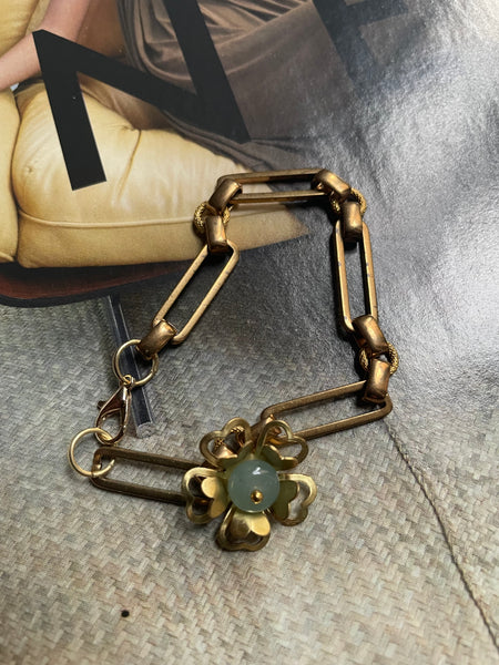 Bracciale a maglia rettangolare e fiore