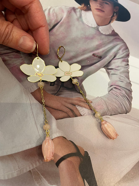 Orecchini fiore bianco smaltato e fiore sotto resina