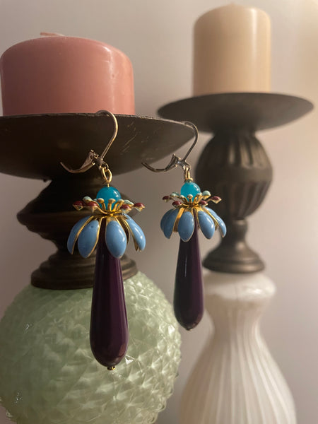 Orecchini goccia viola e fiore azzurro tridimensionale