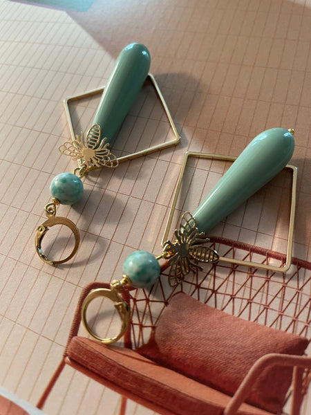 Orecchini goccia salvia con ape in filigrana