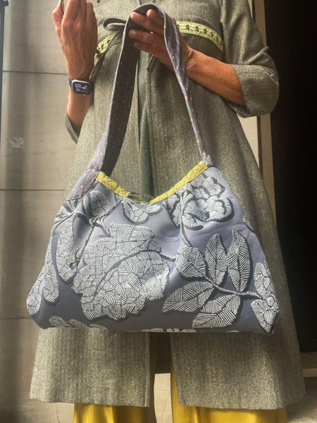 Borsa grande in tessuto blu fiorato e manico cravatta